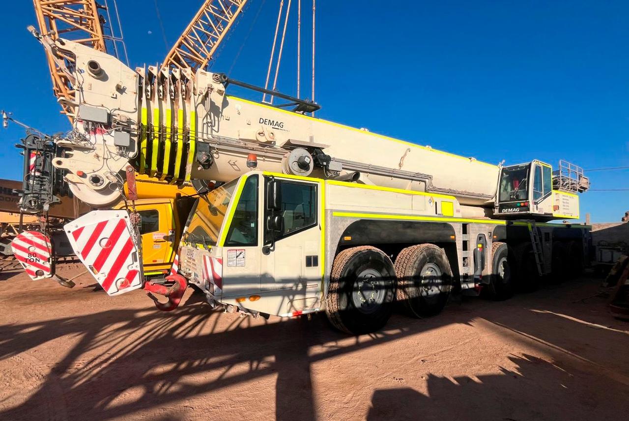 Demag AC350/6 2013, vista frontal tres cuartos con pluma y contrapesos