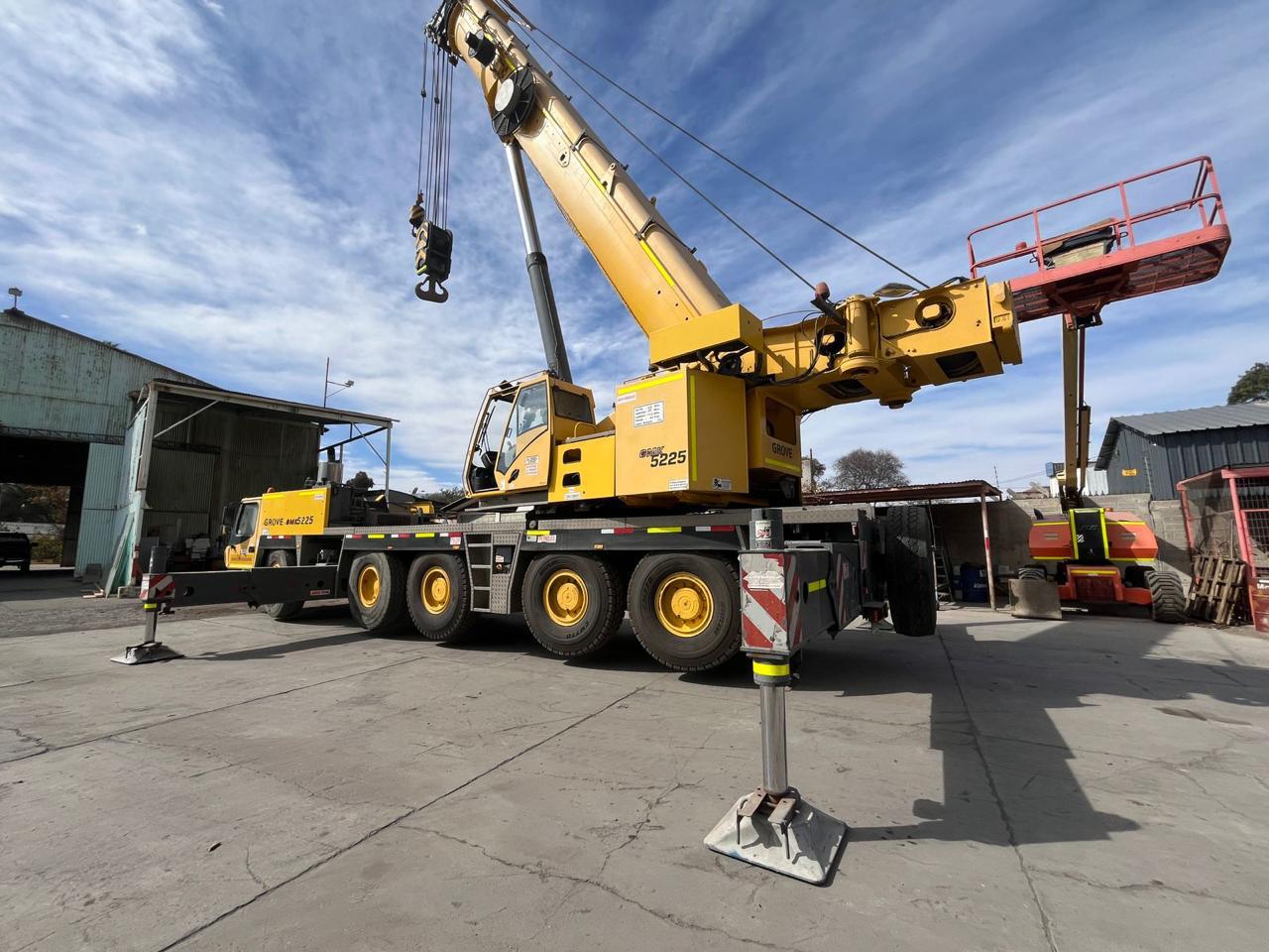 Grove GMK5170 2008, vista frontal tres cuartos con pluma izada y estabilizadores desplegados