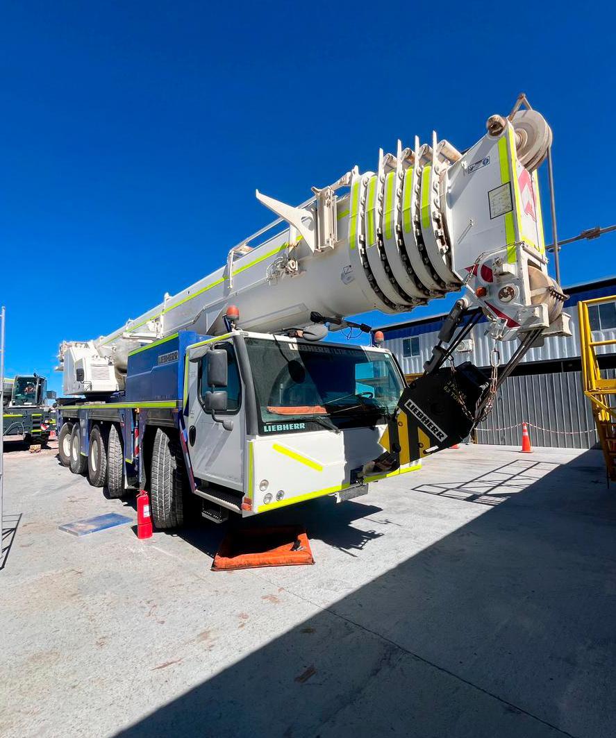 Liebherr LTM1160 2016, vista frontal tres cuartos con pluma telescópica y cabina de conducción
