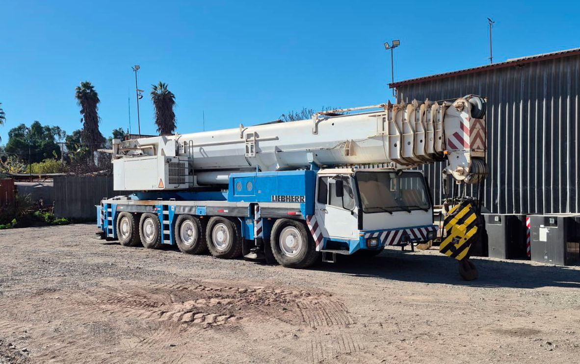 Liebherr LTM1160 1998, vista frontal tres cuartos de la grúa completa